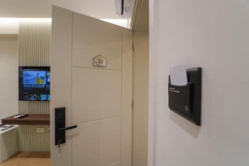2 Steps from city center apt 3 1, Тирана (фото 6)