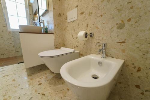 2 Steps from city center apt 3 1, Тирана (фото 8)