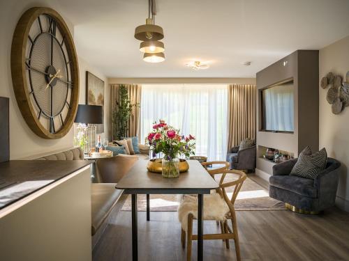 Зовнішній вигляд готелю, Arran Shores Luxury Shorefront Garden Terrace Apartment 6 in Лемлеш