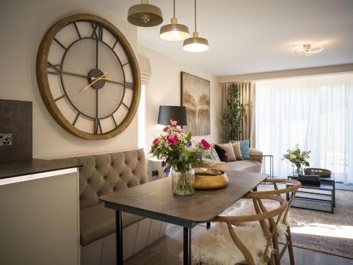 Зовнішній вигляд готелю, Arran Shores Luxury Shorefront Garden Terrace Apartment 6 in Лемлеш
