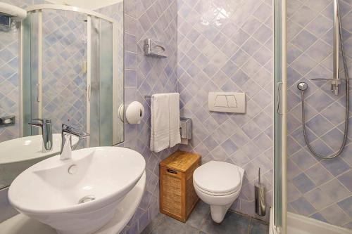 Classic Double Room image 10