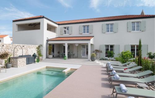 Awesome Home In Nin With Heated Swimming Pool