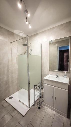 Shower, Tres jolie STUDIO A 2 MINUTES DE LA PLAGE ET DU PORT DE Frejus secteur base nature in Frejus Plage
