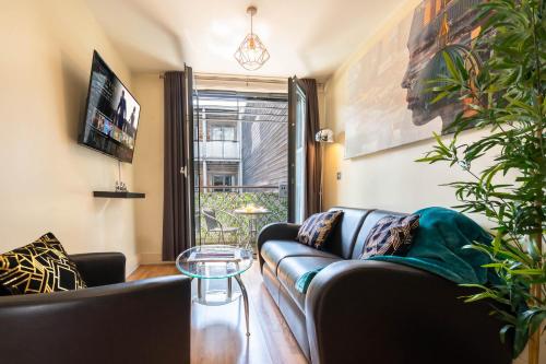 Central Apartment - Chinatown - Balcony - Secure Parking 1Arc