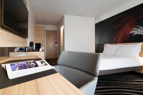 Executive Queen Room image 6