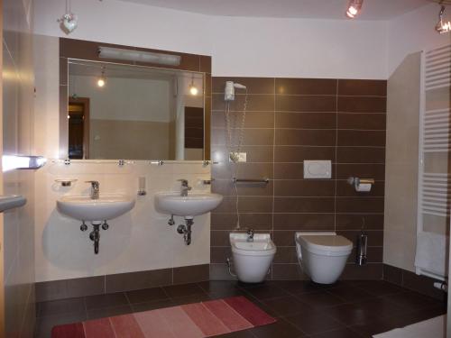 2 bedrooms, 4 beds