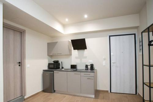 Stoa Luxury Apartment - image 8