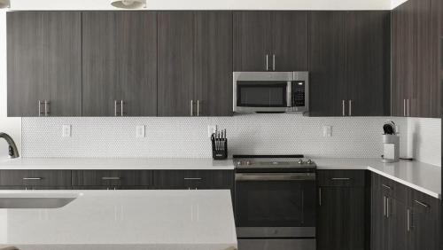 Landing at Station at Crestline - 2 Bedrooms in Mountain Brook in Birmingham, USA