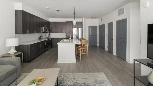 Landing at Station at Crestline - 2 Bedrooms in Mountain Brook in Birmingham, USA
