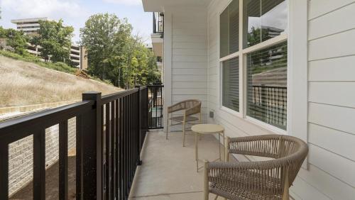 Landing at Station at Crestline - 2 Bedrooms in Mountain Brook in Birmingham, USA