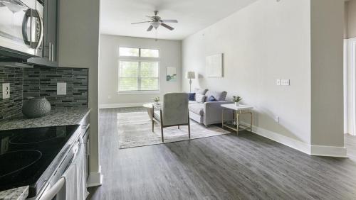 Landing at Voyager at Space Center - 2 Bedrooms in East Pasadena in Houston, USA