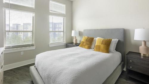 Landing at Voyager at Space Center - 2 Bedrooms in East Pasadena in Houston, USA