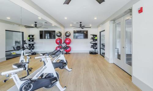 Landing at Pine 25 North End - 1 Bedroom in Tryon Hills in Charlotte, USA