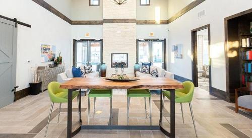 Landing at The Flats at Shadow Glen - 2 Bedrooms in Shadowglen in Manor, USA
