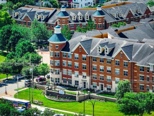 Landing at The Village at Stetson Square - 1 Bedroom in Corryville in Cincinnati, USA