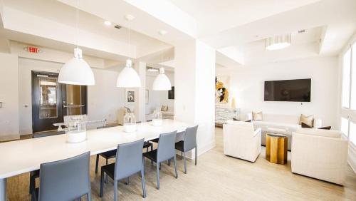Landing at Station at Crestline - 2 Bedrooms in Mountain Brook in Birmingham, USA