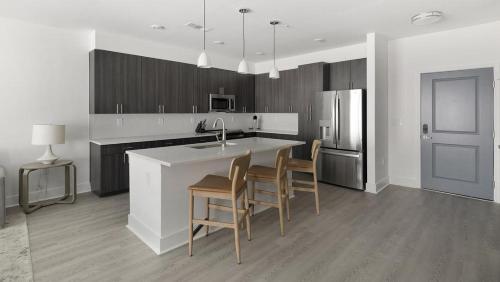 Landing at Station at Crestline - 2 Bedrooms in Mountain Brook in Birmingham, USA