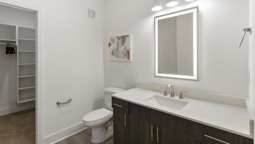 Landing at Station at Crestline - 2 Bedrooms in Mountain Brook in Birmingham, USA