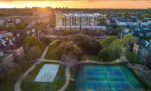Landing at The Hayworth - 2 Bedrooms in Westside in Houston, USA