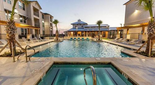 Landing at The Flats at Shadow Glen - 2 Bedrooms in Shadowglen in Manor, USA