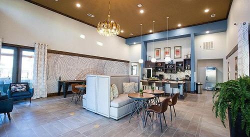 Landing at The Flats at Shadow Glen - 2 Bedrooms in Shadowglen in Manor, USA