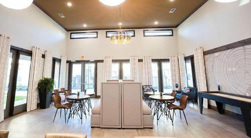 Landing at The Flats at Shadow Glen - 2 Bedrooms in Shadowglen in Manor, USA