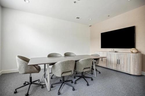 Landing at Lofts at Weston Lakeside - 2 Bedrooms in Cary in Cary, USA