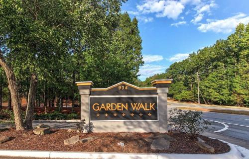 Landing at The Hub at 934 - 1 Bedroom in Riverdale in Forest Park, USA