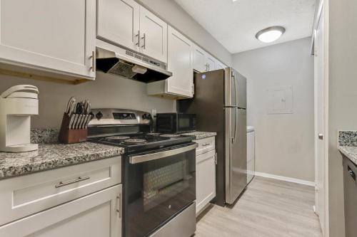 Landing at The Hub at 934 - 1 Bedroom in Riverdale in Forest Park, USA