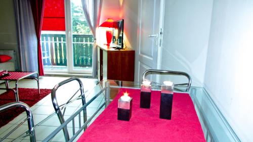 One-Bedroom Apartment with Kitchen image 9