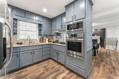5Br Poolside Escapade Grand Vista Retreat sleeps 24 in Southwest