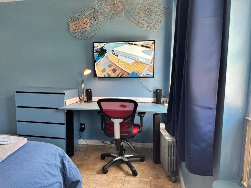 Perfect Private Room in Townhouse, 15 minutes to Manhattan in Steinway, USA