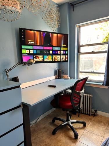 Perfect Private Room in Townhouse, 15 minutes to Manhattan in Steinway, USA
