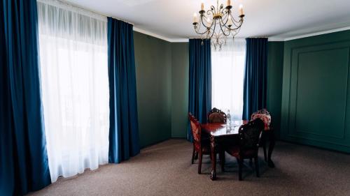 設施, 格羅布斯酒店 (Globus Hotel) in 捷爾諾波爾