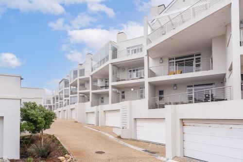 Luxury Secure Big Bay Apartment - image 2