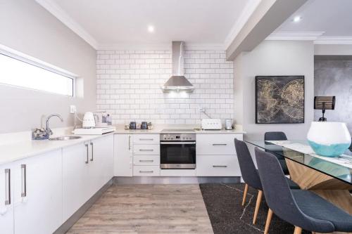 Luxury Secure Big Bay Apartment - image 6