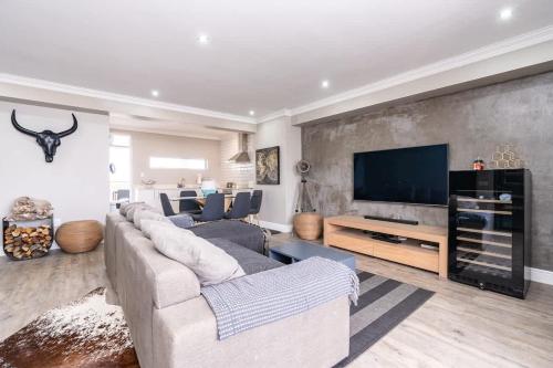 Luxury Secure Big Bay Apartment - main image