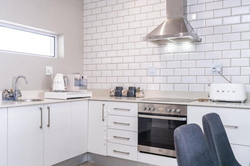 Luxury Secure Big Bay Apartment - image 3