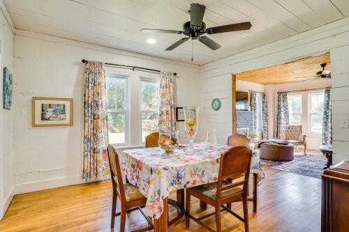 4 Mi to Dinosaur Valley Rustic Glen Rose Cottage! in Glen Rose, USA