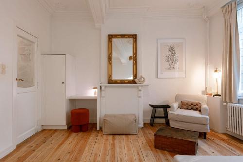 Huswell - Genthof - Room 1 - Tap to explore photos