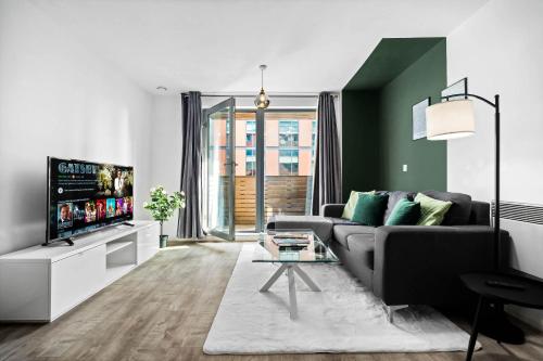 Stylish Apartment - Birmingham City Centre - Balcony - Fast WiFi - Netflix - Top Rated - 83S, Birmingham (photo 2)