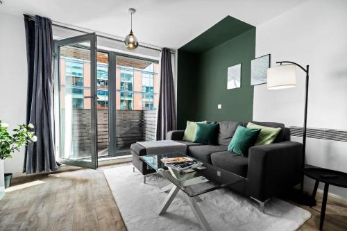 Stylish Apartment - Birmingham City Centre - Balcony - Fast WiFi - Netflix - Top Rated - 83S, Birmingham (photo 7)
