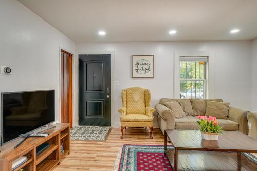 Outdoor Oasis with Sauna and Pool Home about 3 Mi to Dtwn in Louisville, USA