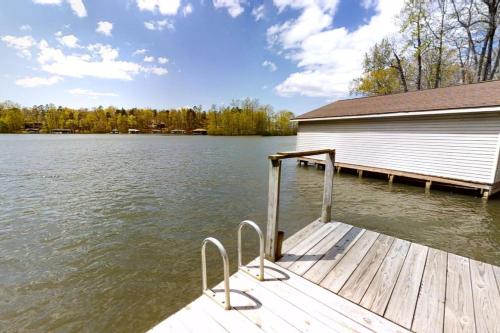 Peaceful Perch at Lake Anna in Mineral, USA