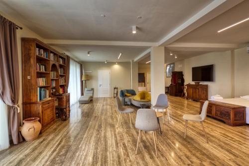 Book the Deluxe Suite with Spa Bath Deluxe Suite with Spa Bath