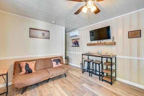 7 Mi to Mammoth Cave Natl Park Cozy Apartment! in Cave City, USA
