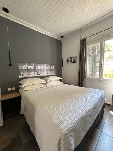 1 queen bed, 1 sofa bed
