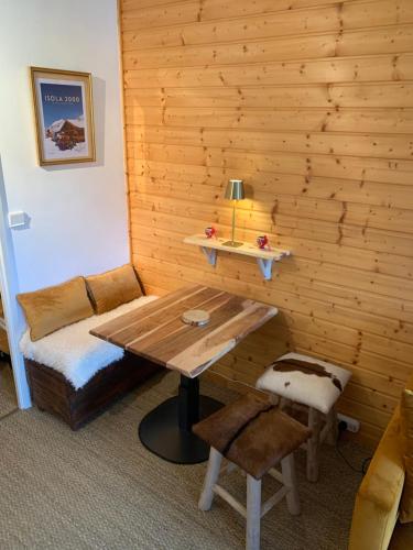 Isola 2000 appartement dans Chalet 4 ou 6 personnes grande terrasse Isola 2000 appartement dans Chalet 4 ou 6 personnes grande terrasse