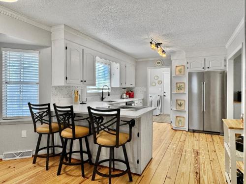Cozy Home Away From Home - Pet-friendly, King bed in Charleston, USA