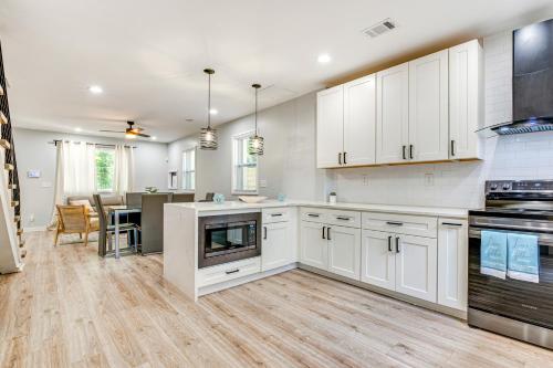 4 Mi to Downtown Atlanta Sleek Home with Game Room! in Atlanta, USA